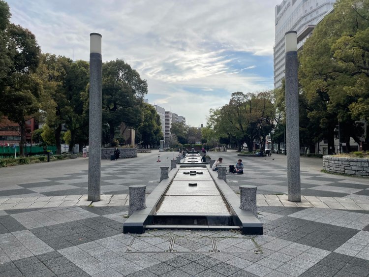 水の広場。かつての運河の記憶を伝える水の流れ。