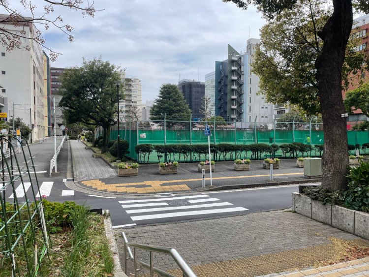 かつて日ノ出川が通っていたところが公園になっている（日ノ出川公園）。