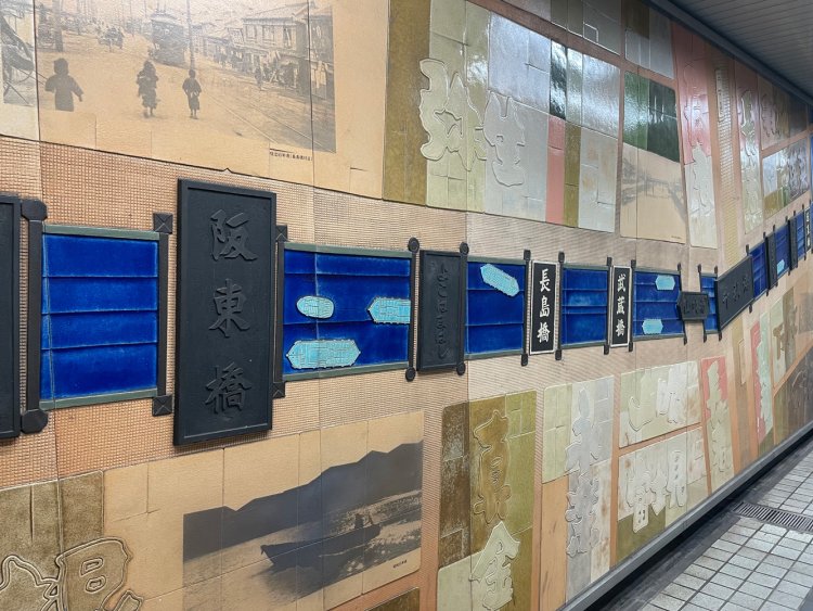 水色の船のようなものは艀だろうか。