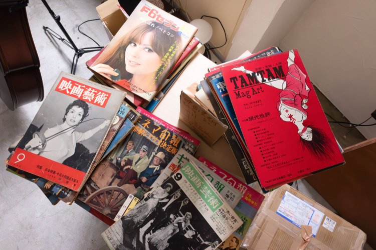 神保町らしく、雑誌や漫画などの古本も並ぶ。