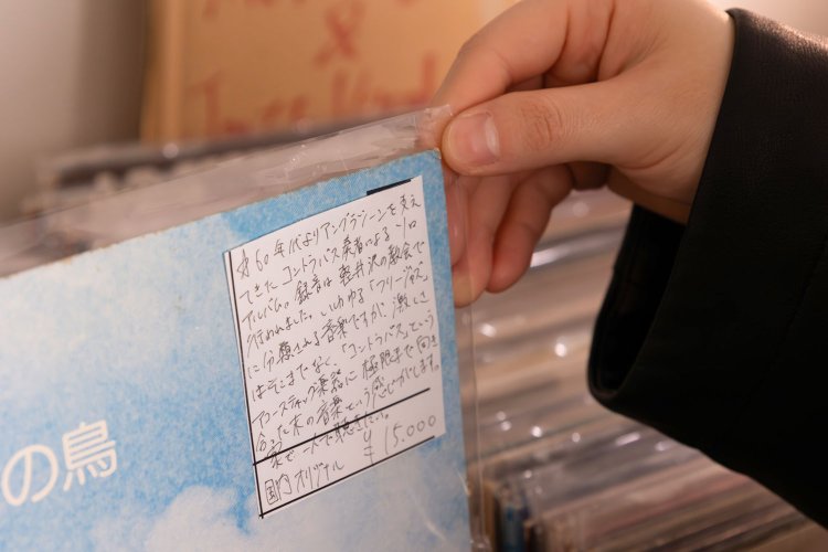 レコードの値札にびっしり書き込まれた説明文。一枚一枚、つい熟読してしまう。