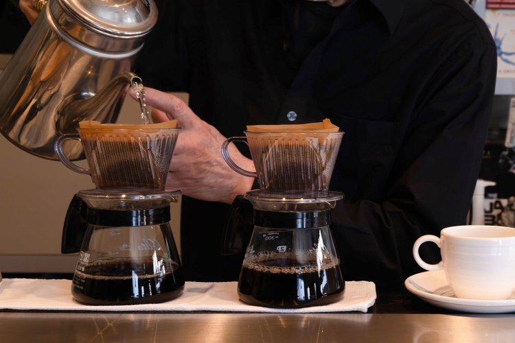 コーヒーはハンドドリップ（昼のみの提供）。