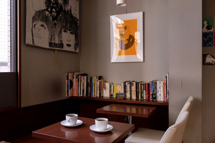 カウンター席で音を浴びるように聴くのも、テーブル席でゆったり聴くのも楽しい。