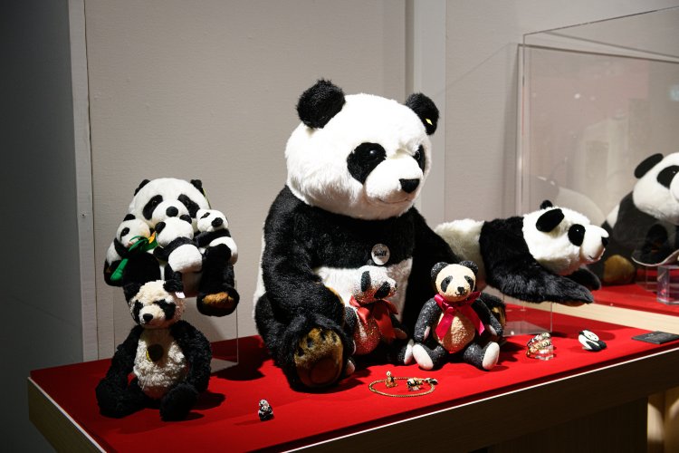 大のパンダ好きの黒柳氏のぬいぐるみコレクションも登場。