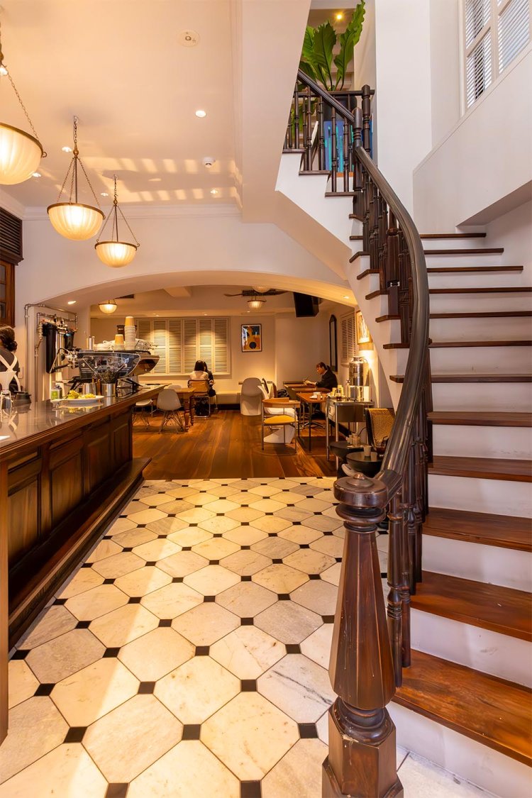 改装されているが、注文カウンター付近は会員制サロンの雰囲気がそのまま。