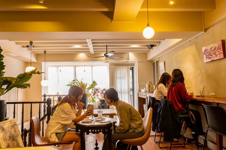 2階も快適。窓から自然光が注ぐ。