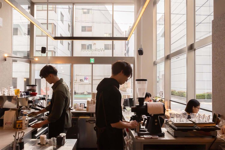 オフィス街の一角にある。気分転換がてら、お手頃なバッチブリュー350円を毎日のように飲みに来る人も多い。