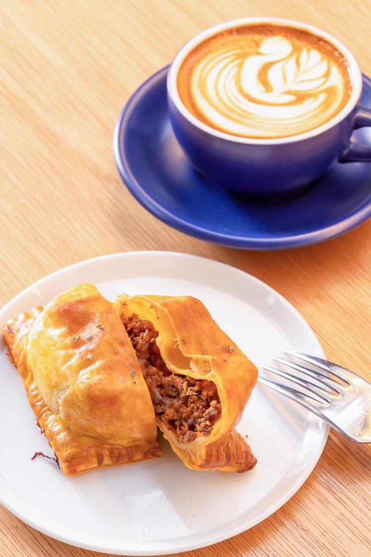 近所のフレンチレストラン『神田倶楽部』が『Walkabout』のために作るミートパイ1100円。マジック650円。