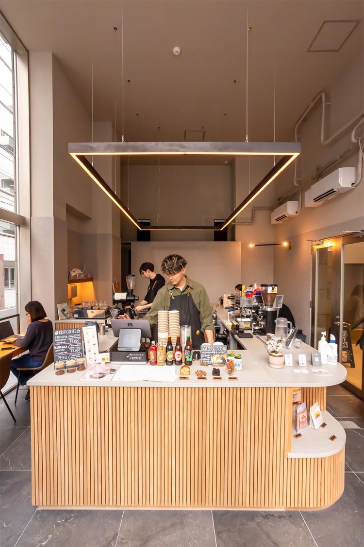 ガラス張りで開放感のある店内。