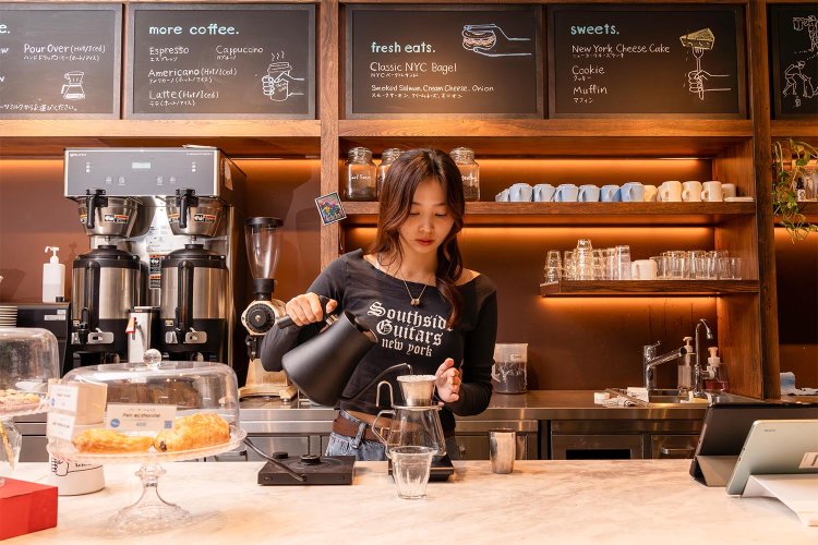 ハンドドリップコーヒーは注文ごとに目の前で淹れてくれる。コーヒー以外のドリンクも充実し、カフェインが苦手な人も誘える。