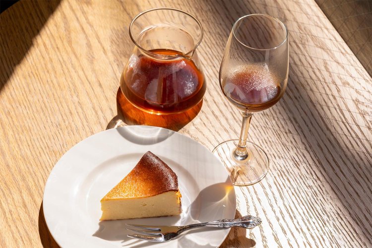 コーヒーは多い時には15、16種類あり、600～1000円。写真は『koppi』のエルサルバドル ロス・ピリネオス800円。サーバーのまま提供する。バーントバスクチーズケーキ 600円。