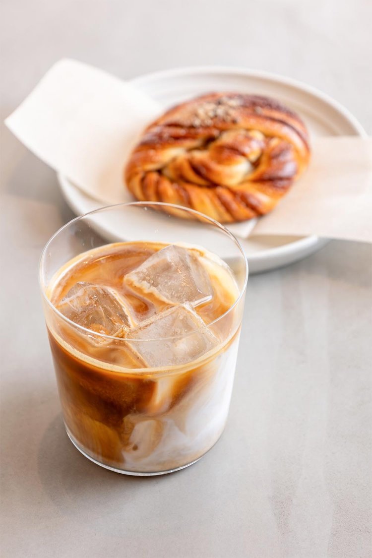 カフェラテ（アイス）650円、カルダモンロール450円。パンは虎ノ門ヒルズの『noya』のもの。