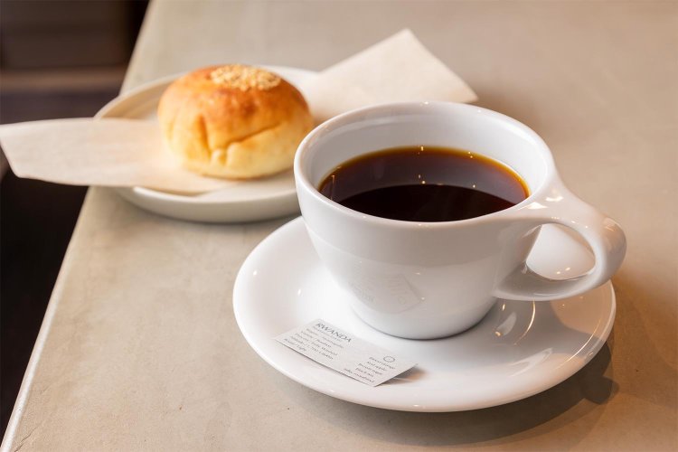 コーヒーはルワンダ700円。五ノ神あんぱん400円。