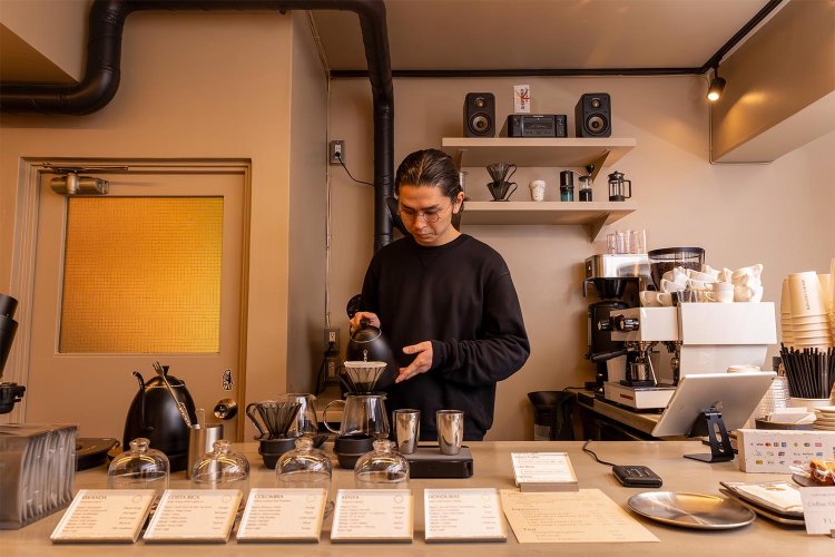 迷ったら、カウンターに並べられたサンプルのアロマをチェックしよう。