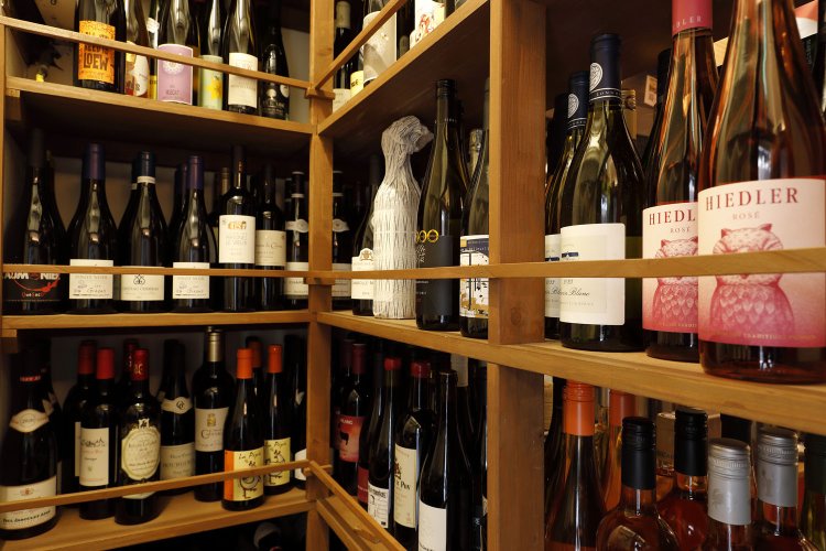 ボトルの8割はフランス産だが、ドイツや南アフリカまで多様な産地が揃う。グラスは白2・赤3・泡1・オレンジまたはロゼ1種を用意。