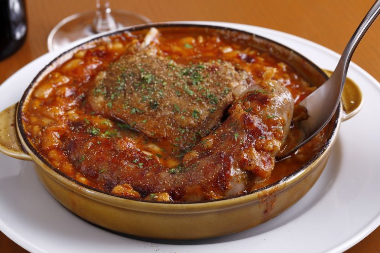 豚の耳や豚足、鶏の出汁、白インゲン豆の旨味、クミンなどのスパイスを重ねたカスレ3850円。