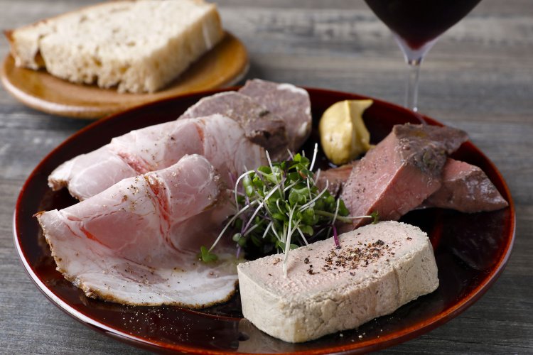 牛ハツのハムなど自家製シャルキュトリー盛り合わせハーフ1700円。