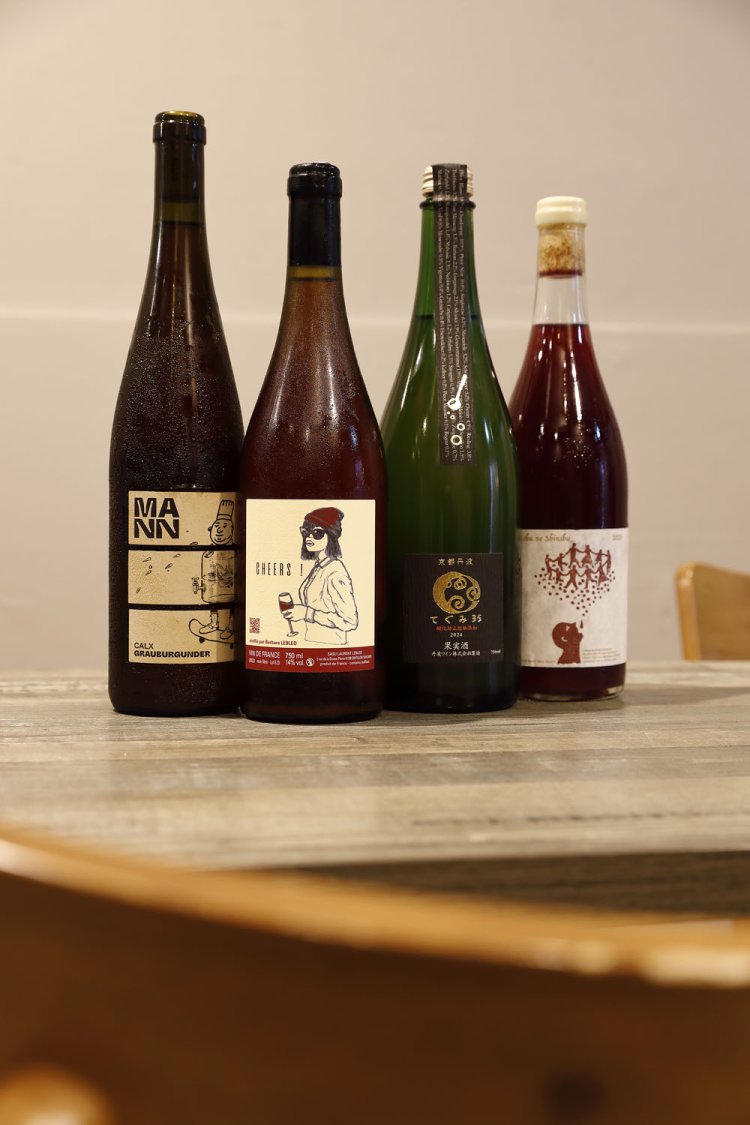 グラスは赤・白が各2、ロゼ・オレンジ・泡が各1種。京都・丹波ワインの「てぐみ35」7000円などボトルもセラーに40種ほど。