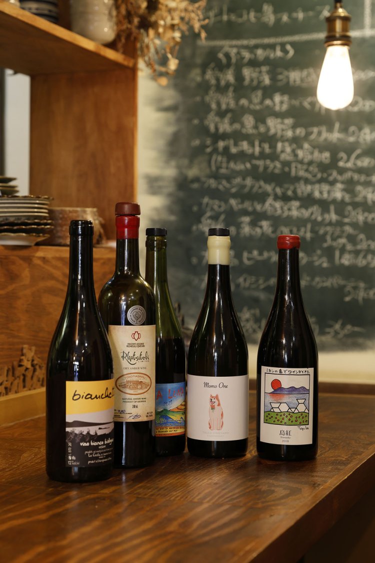 長野県東御市・ツイヂラボの「Momo One」6800円など、2階のセラーには1000本をストック！　グラス提供は6種ほどで1050円～。