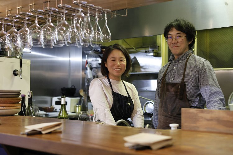 夫妻ともに調理をするので、キッチンの広さにひかれたそう。店は路地にひっそりと立つ。