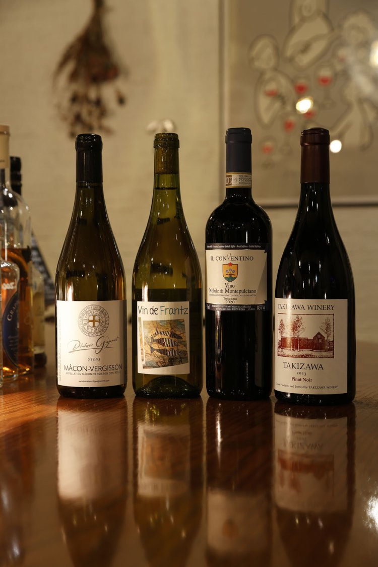 北海道のタキザワワイナリーからフランスのナチュールまで幅広い。グラスは泡1・白4・赤6・オレンジ1種で80ml1050円～。