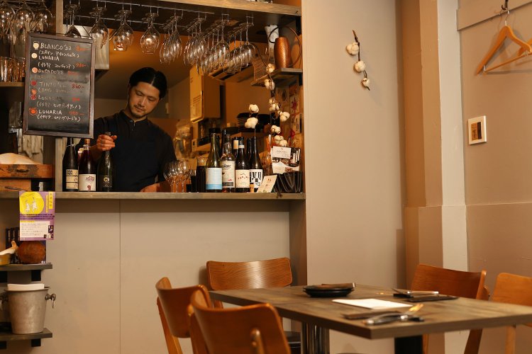 「噛（か）んだ時にジワッと肉汁が出る火入れにこだわったロティもぜひ」と店主。