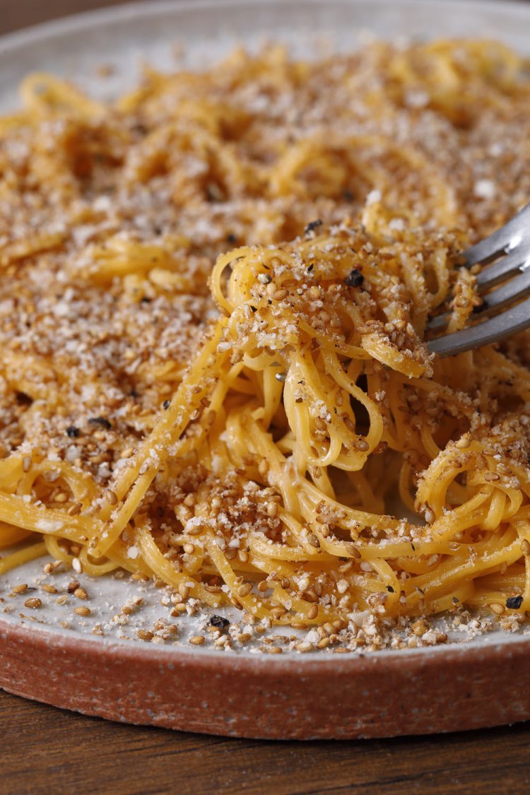 自家製の極細パスタで作る愛媛の金ゴマとアンチョビのタヤリン2600円。ゴマは店で炒りたて。