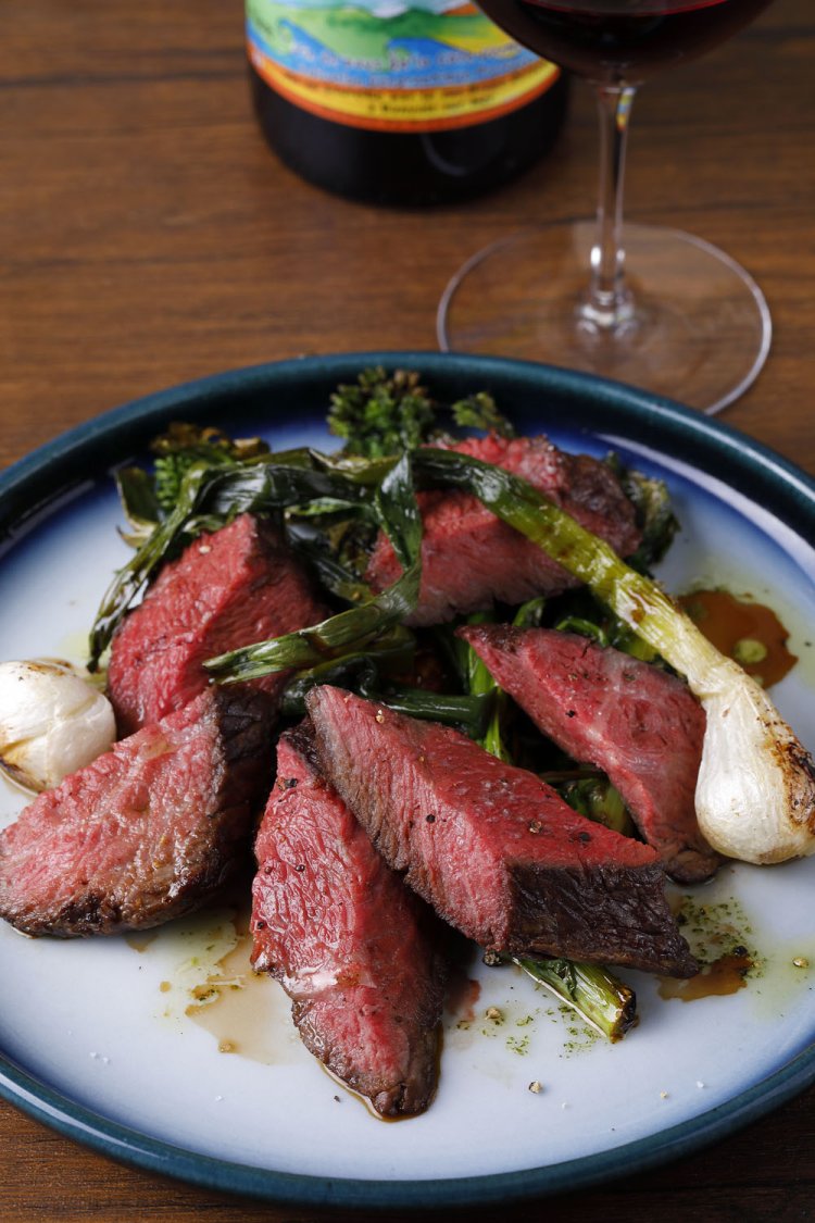 赤身の旨味ときめ細かい肉質が特徴の、愛媛県産・はなが牛のロースト6300円。