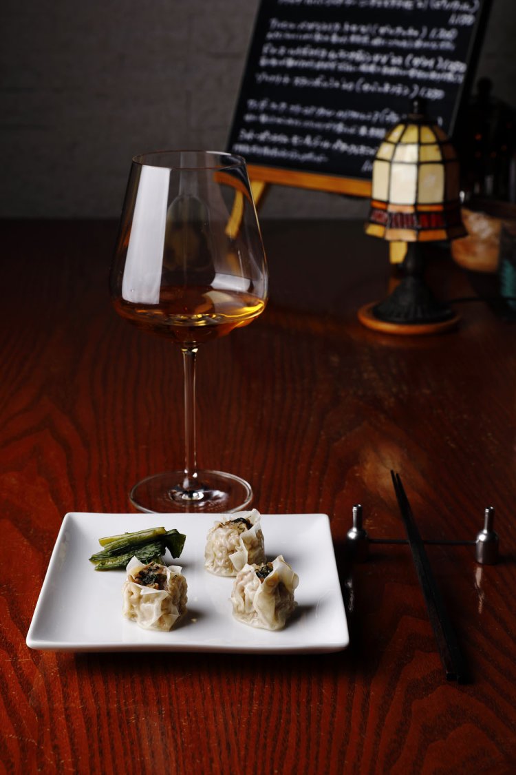 幸秀さんの母のレシピを参考にしたという、自家製シューマイ550円など軽食も数種用意する。