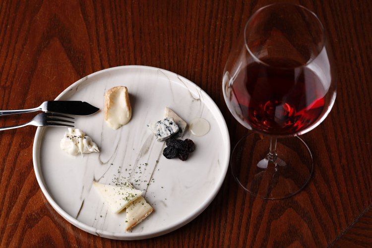 エトルキ（羊乳のハードチーズ）などチーズ4種盛り合わせ1800円に、オーストリアの赤が進む。