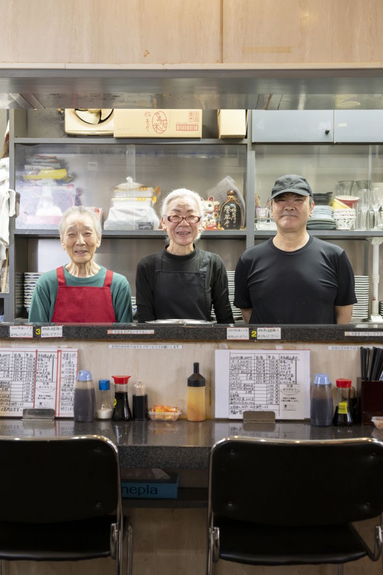 右から店主の敏郎さん、妻の佳子さん、初代の妻のチヨさん。