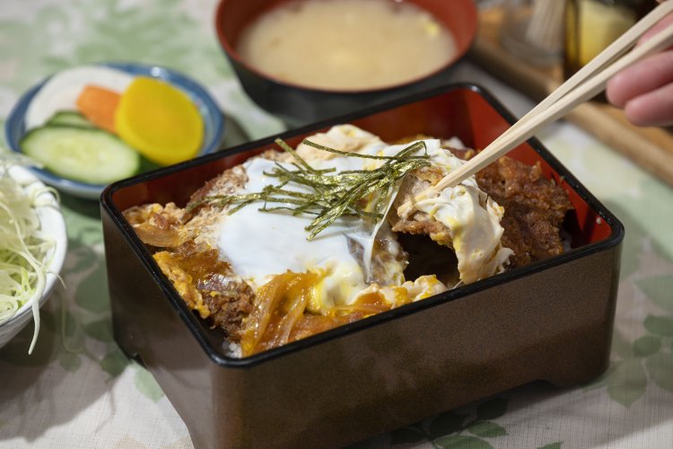 上ロース重2100円は、2つの卵を使用。外を固めつつ、中はトロトロの仕上がりだ。