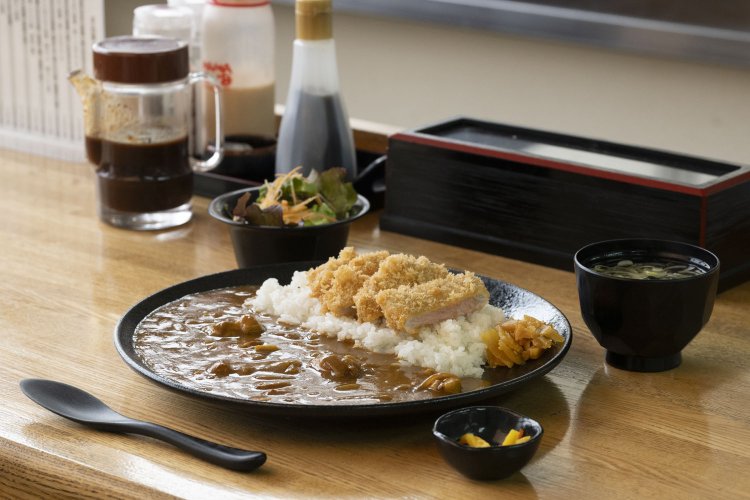 甘めのカレーに濃厚なヒレがのる、ヒレかつカレー定食1000円。