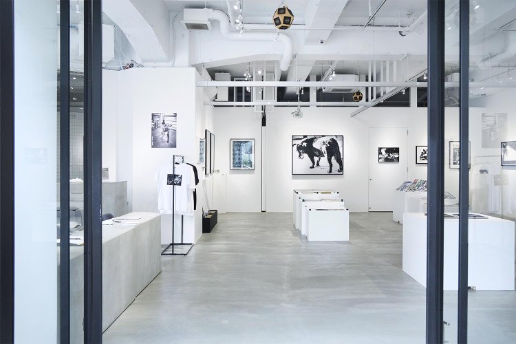 取材時は森山大道写真展「柴田勝頼」が開催されていた。Tシャツやポスターなどのグッズ類も充実。