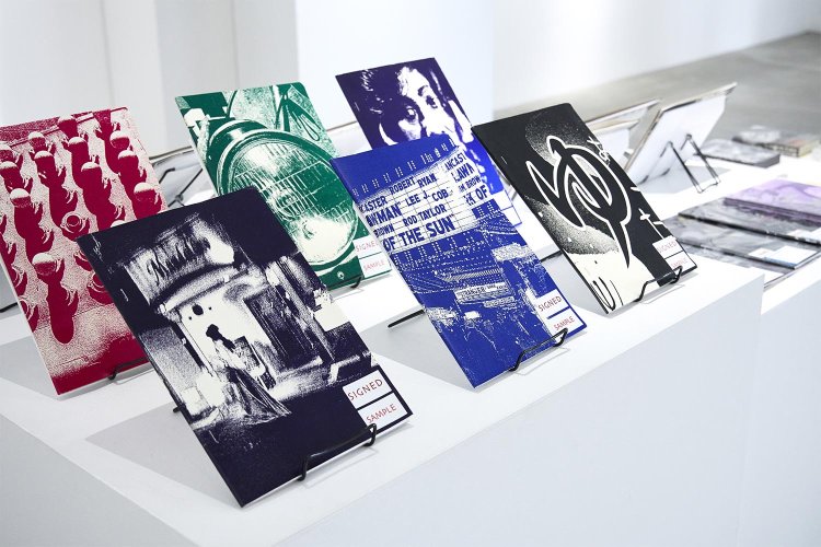 撮り下ろしの作品群とあわせて展示・販売されているビンテージの写真集、プリント、シルクスクリーン作品は『小宮山書店』のアーカイブ。