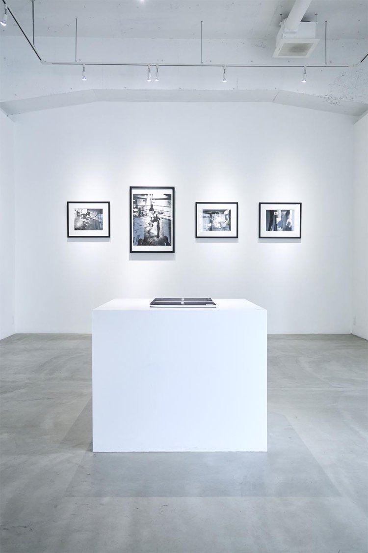 出版事業も展開。手前に置かれているのは本展に際して制作されたオリジナルの写真集。