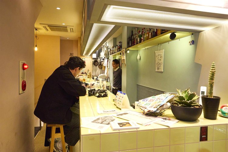 カフェ&バーではカレーや野菜プレートなど時間で異なるフードも提供。