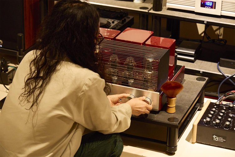 地下では週1～2度ほどリスニングイベントを開催。