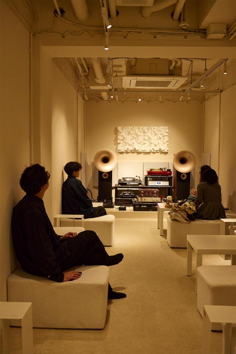 まるで秘密基地。スピーカーはアバンギャルド製。