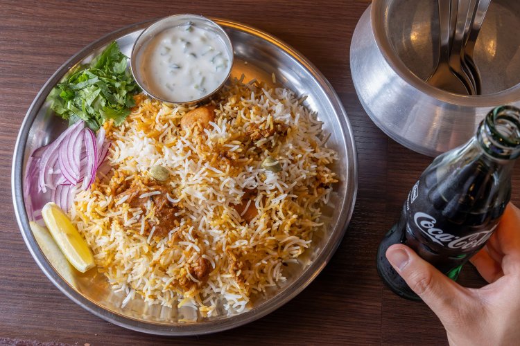 この日の日替わりビリヤニは定番のチキン1500円。大盛りは＋400円、瓶コーラ400円。