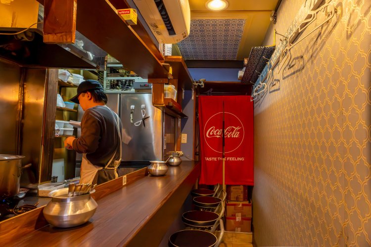 カウンター5席のみ。炊き立てを目当てに11時のオープン前にスタンバイする客も。