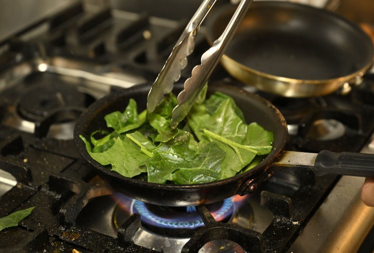 「わ、おいしい！」と思わず声が上がるトッピングのほうれん草のソテー。