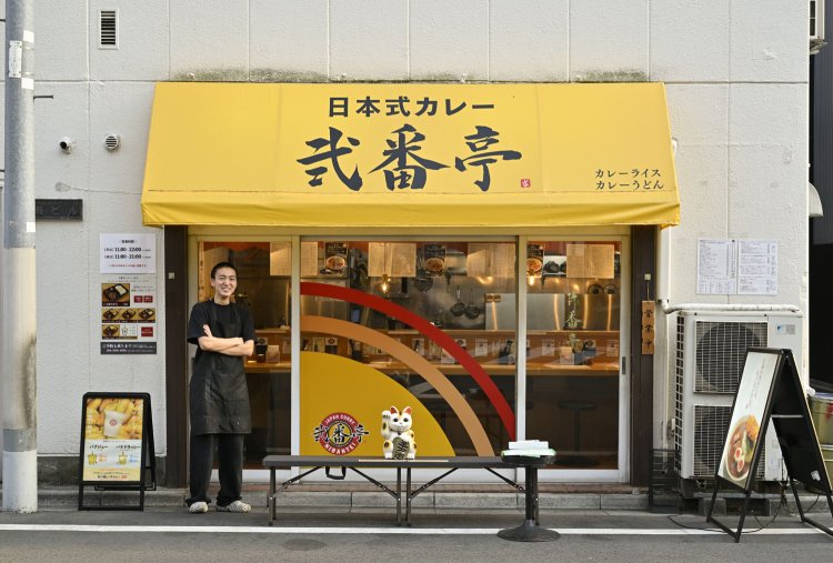 スタッフの塚本一星さん。カウンター8席のみで昼どきには行列も。