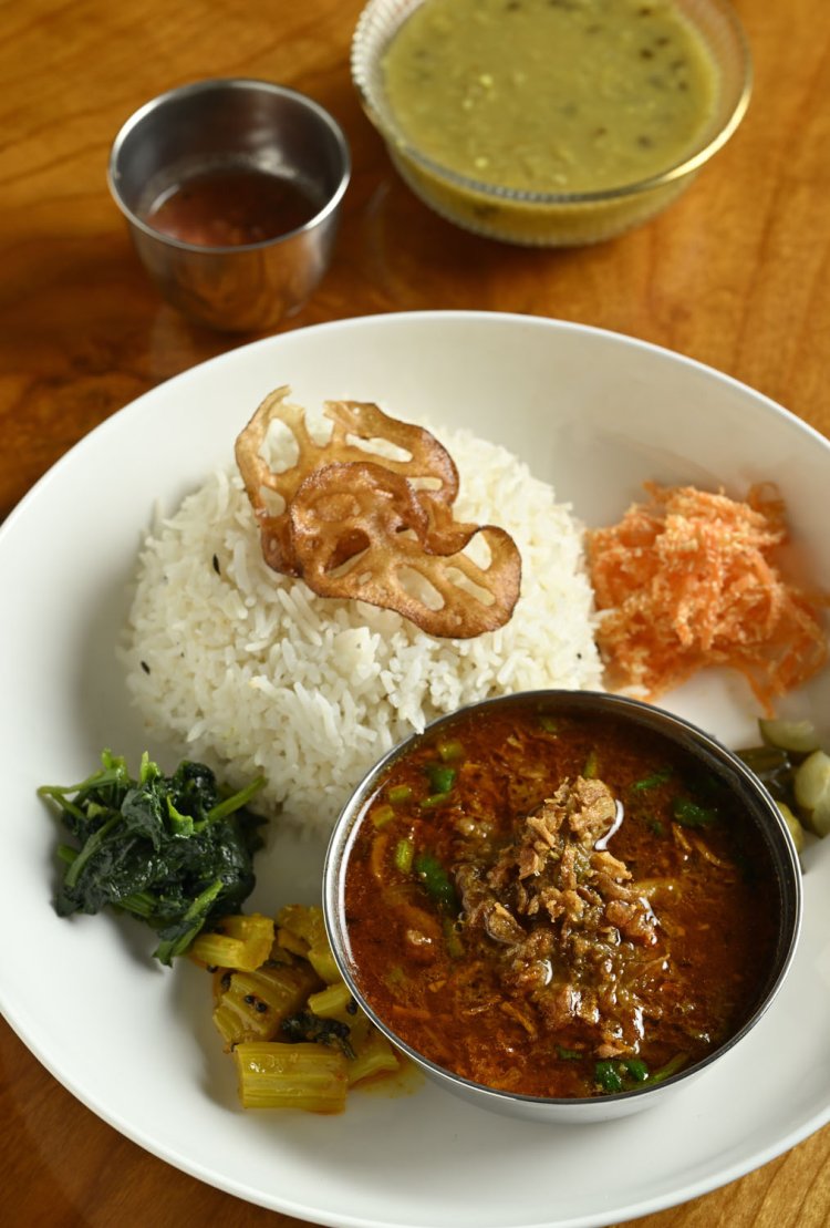 ダルバート1300円（コーヒー付き）。別皿のアチャール、ダルスープ。