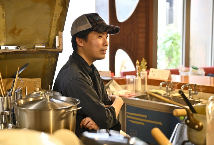 カウンター越しのカレー談義も楽しい。