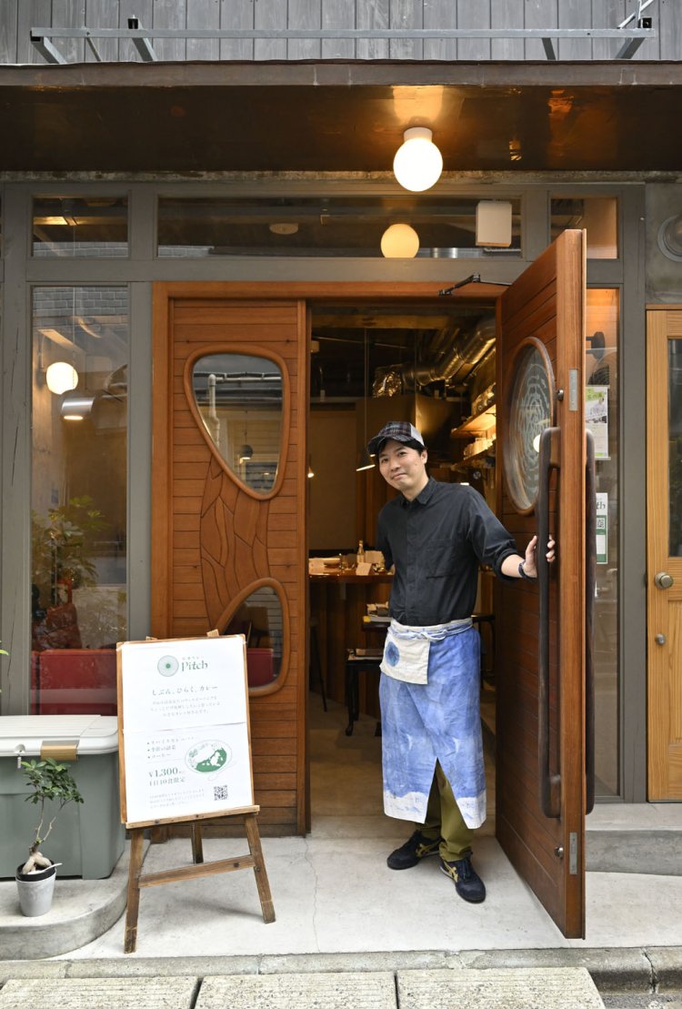 店主の小林さん。神田駅南口からほど近い『楽々テラス』を間借りする。