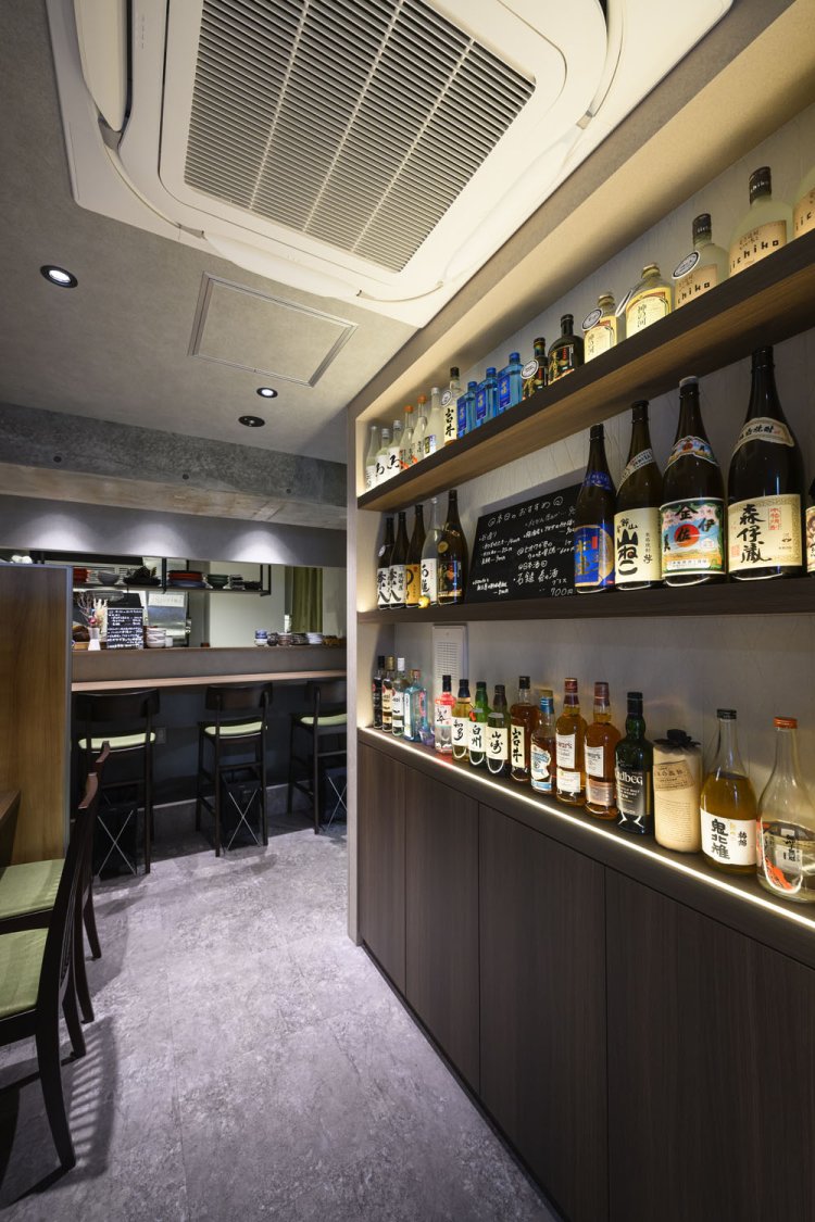 2024年12月に開店。半個室のテーブル席とカウンターがある。シ ックな雰囲気で接待や会食にも重宝しそう。