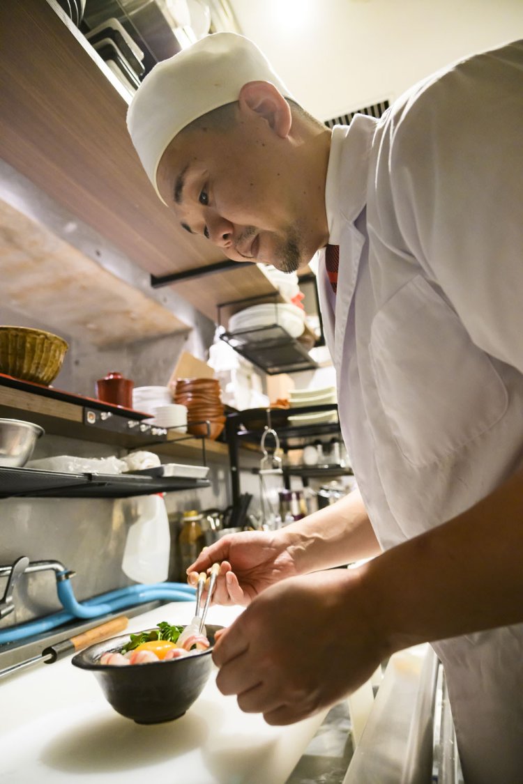 厨房を仕切る十樹さん。