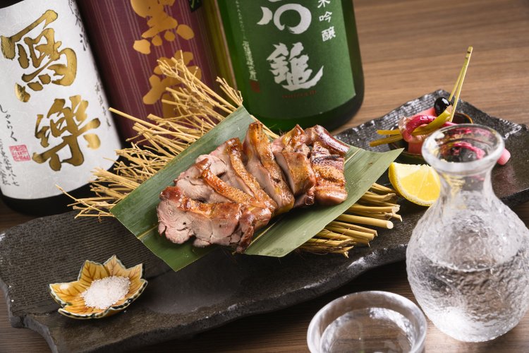 夜メニューの雉（きじ）炭火焼1600円。十樹さんの地元・愛媛県鬼北町から仕入れたキジのもも肉を使用。日本酒700円～のほか焼酎も充実。