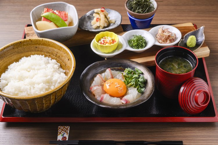 宇和島鯛めし定食1000円。鯛のあらとかつお節で取った出汁に醤油などを合わせた特製ダレ、生卵を刺し身に絡めればまろやかな味に。